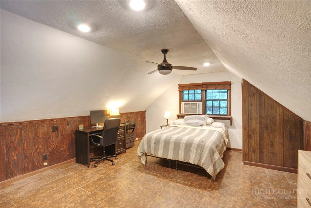 Image number 20 for the current listing
