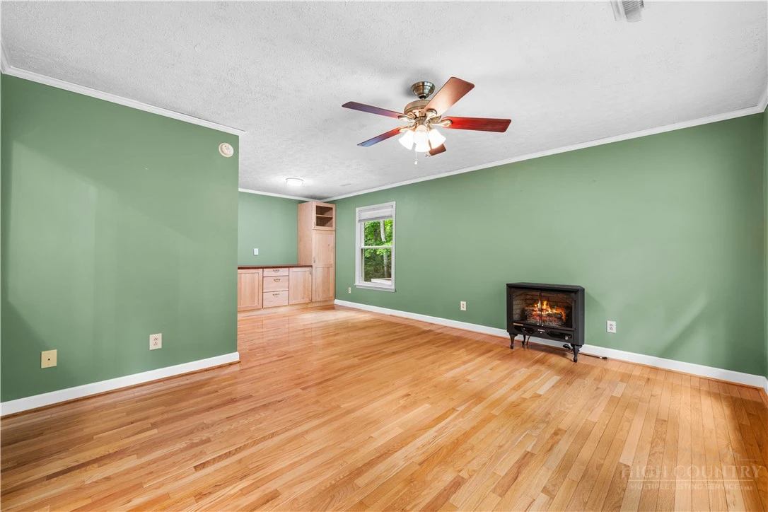 Image number 4 for the current listing