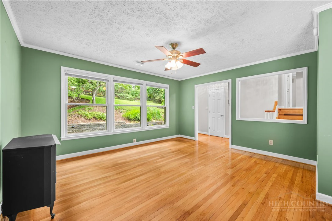 Image number 7 for the current listing