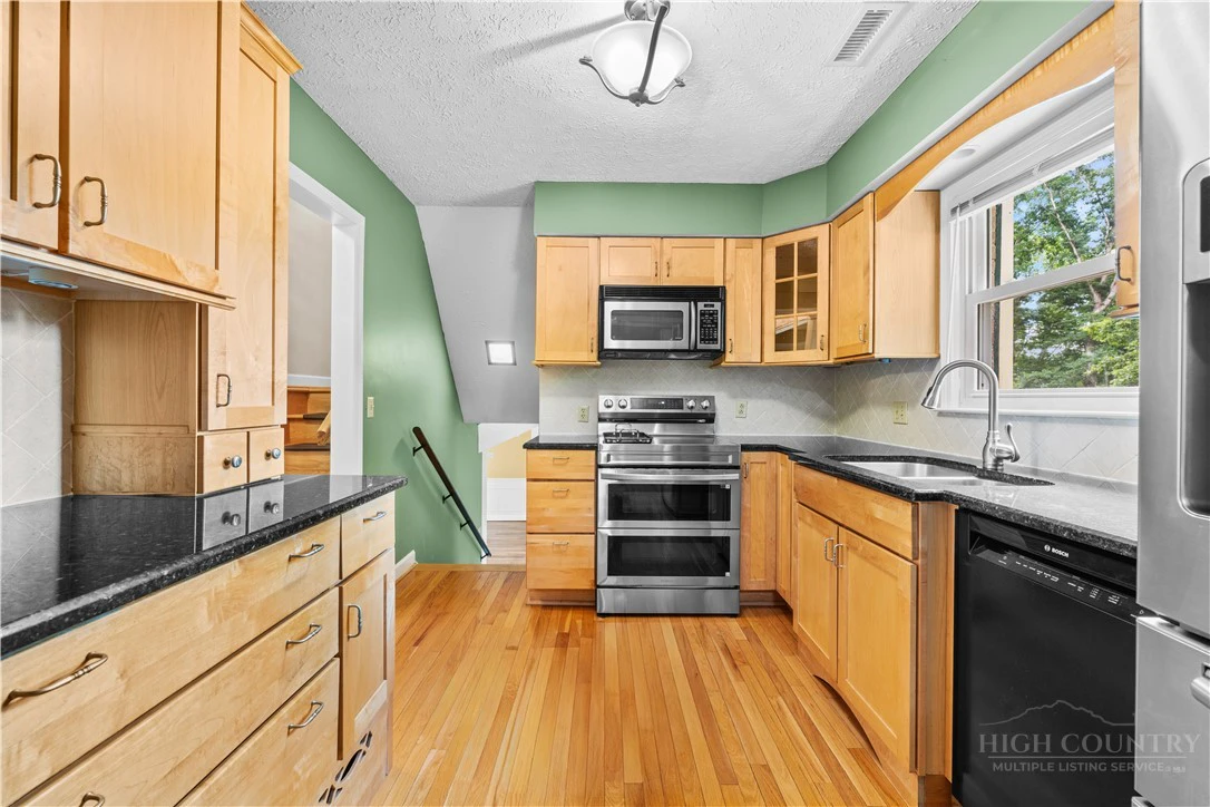 Image number 8 for the current listing