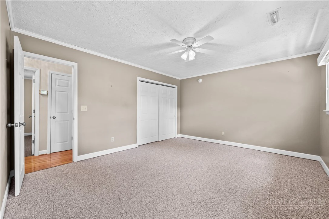 Image number 14 for the current listing