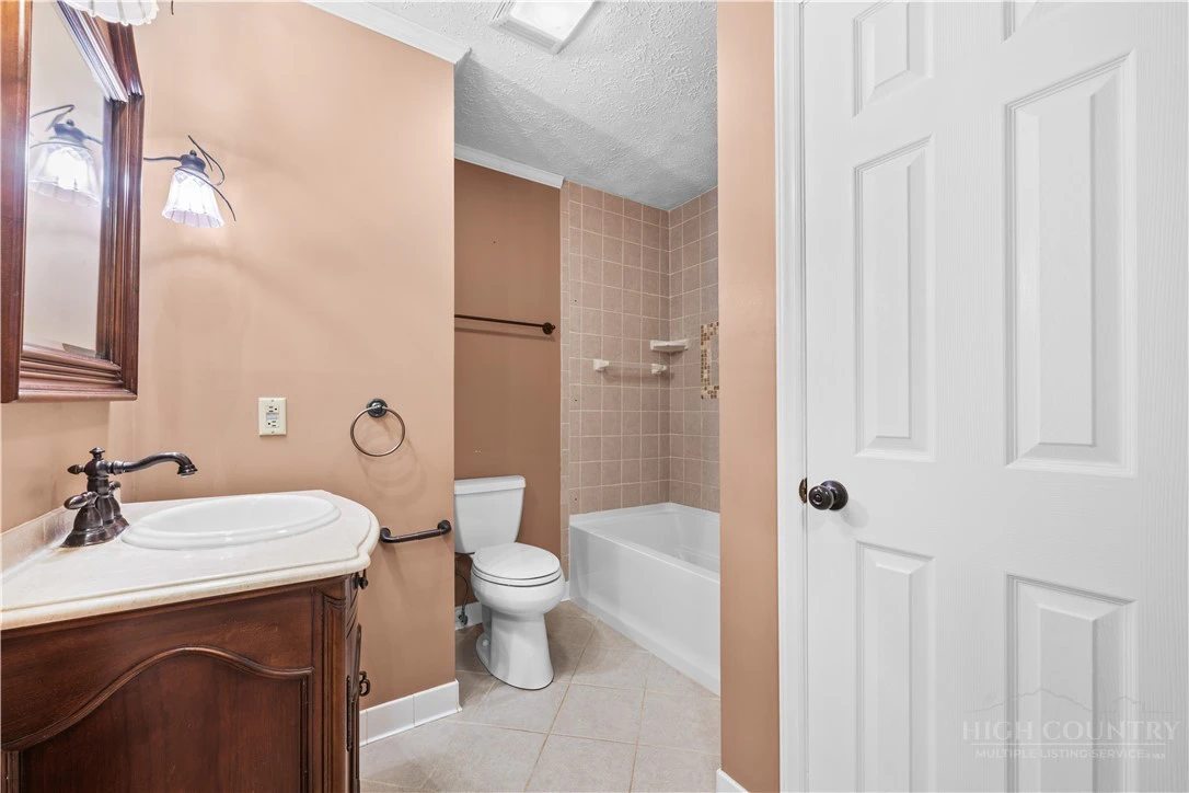 Image number 19 for the current listing