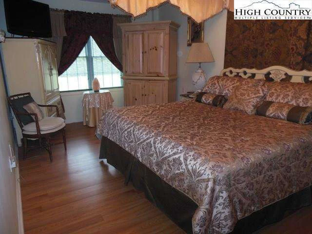 Image number 11 for the current listing