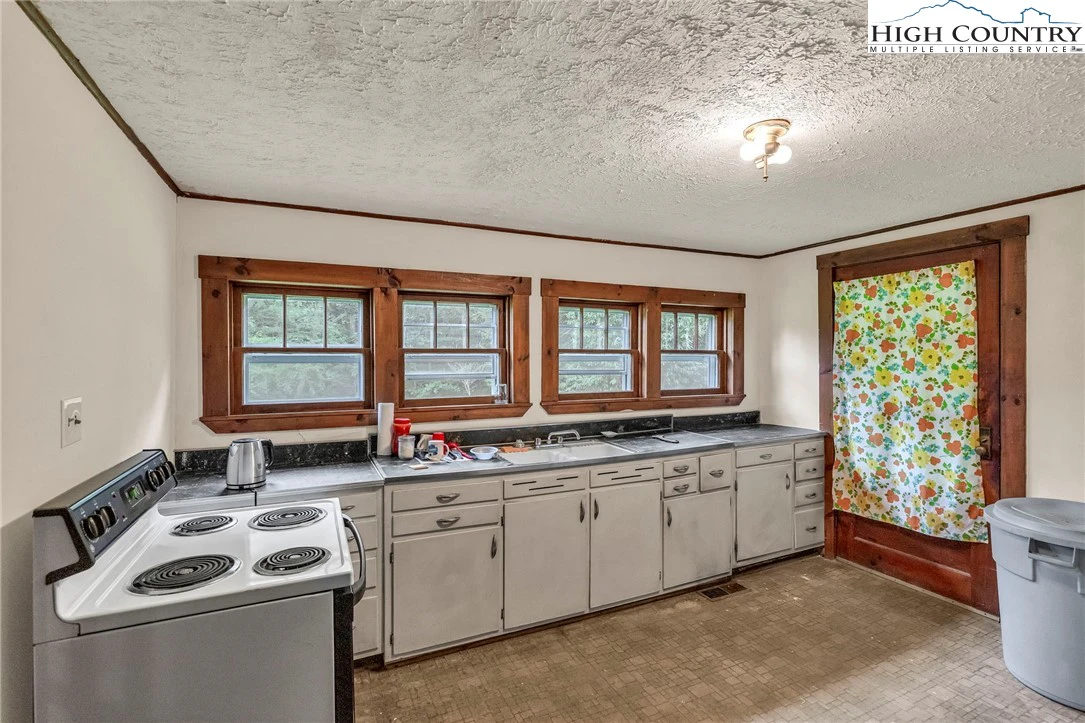 Image number 14 for the current listing
