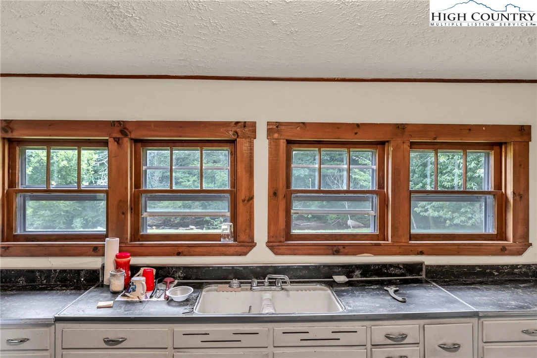Image number 4 for the current listing
