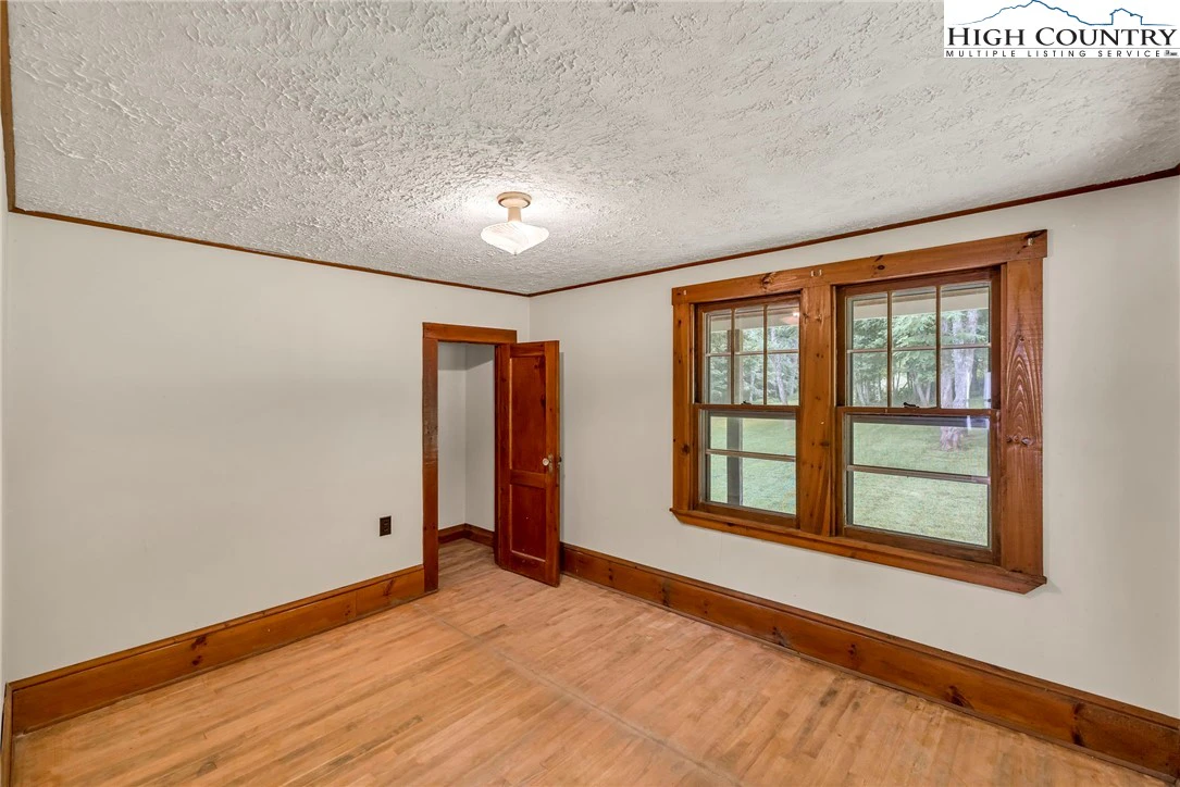 Image number 5 for the current listing