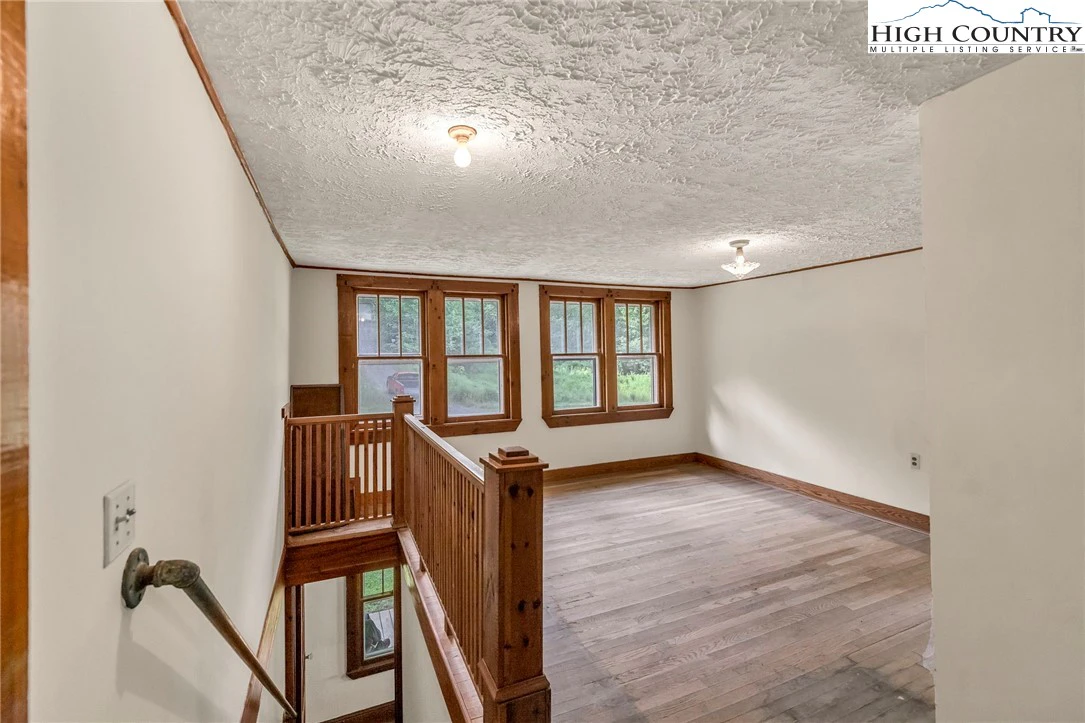 Image number 8 for the current listing