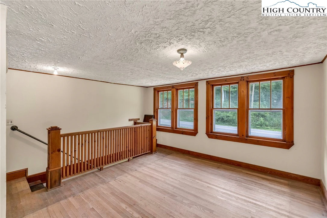 Image number 9 for the current listing