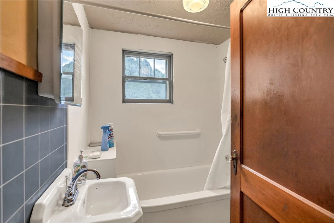 Image number 11 for the current listing