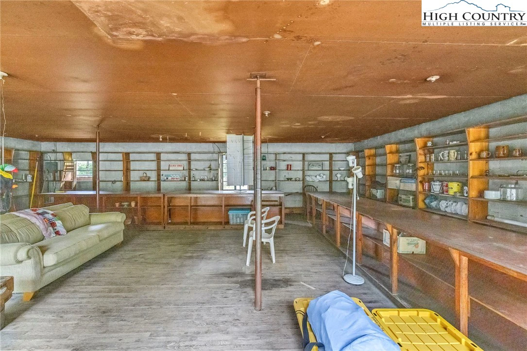 Image number 15 for the current listing