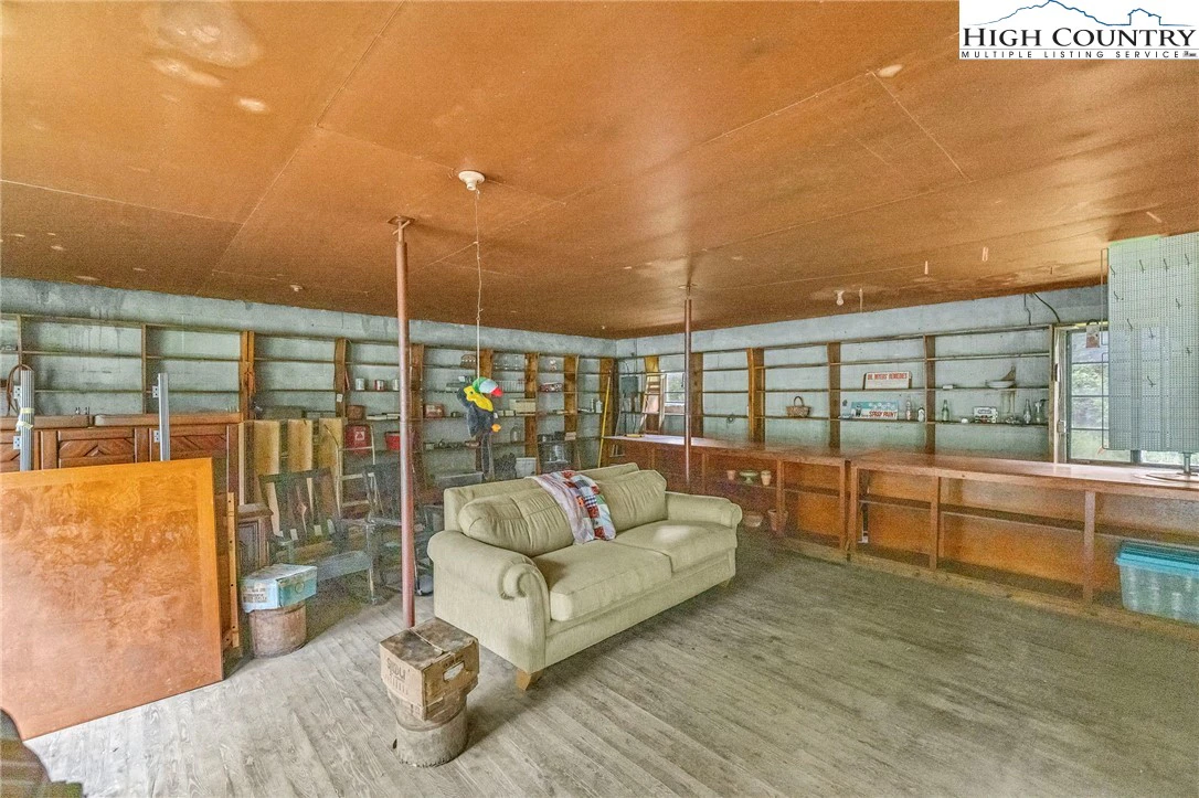 Image number 16 for the current listing
