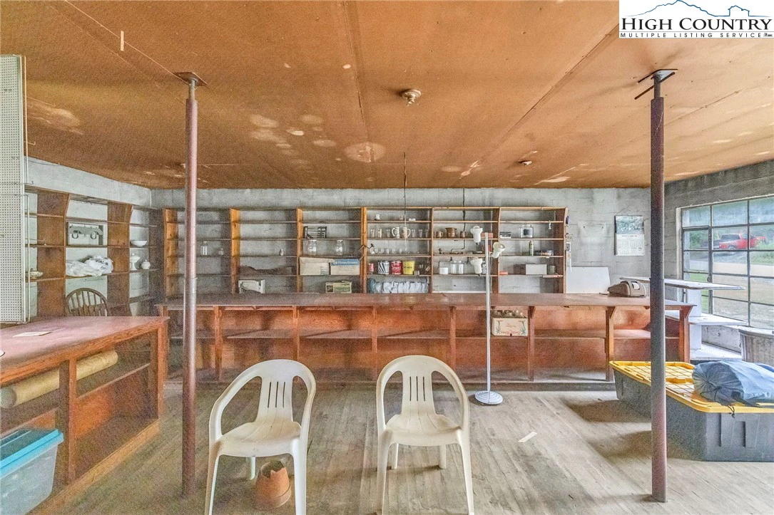 Image number 17 for the current listing