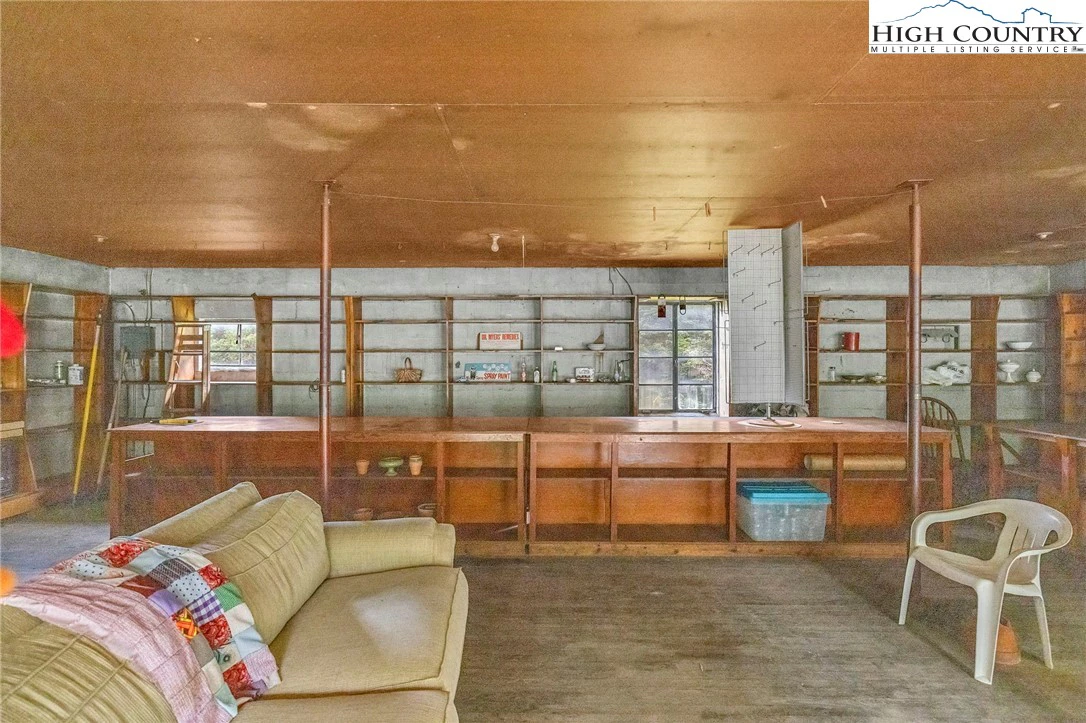 Image number 18 for the current listing