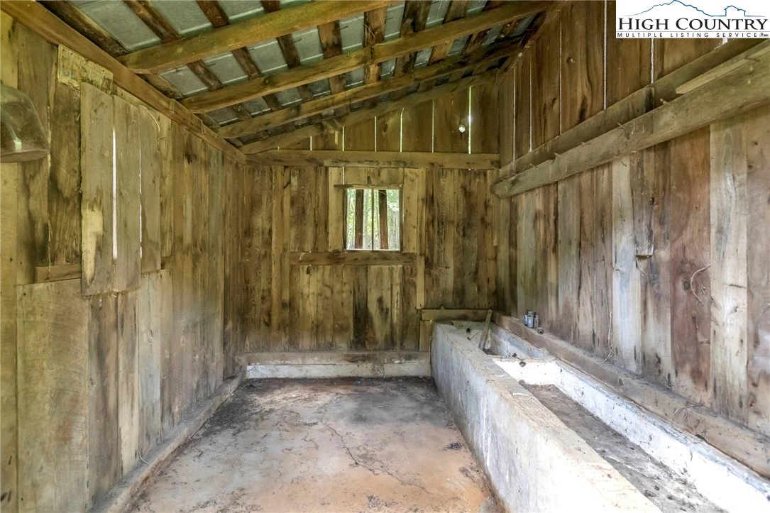 Image number 21 for the current listing