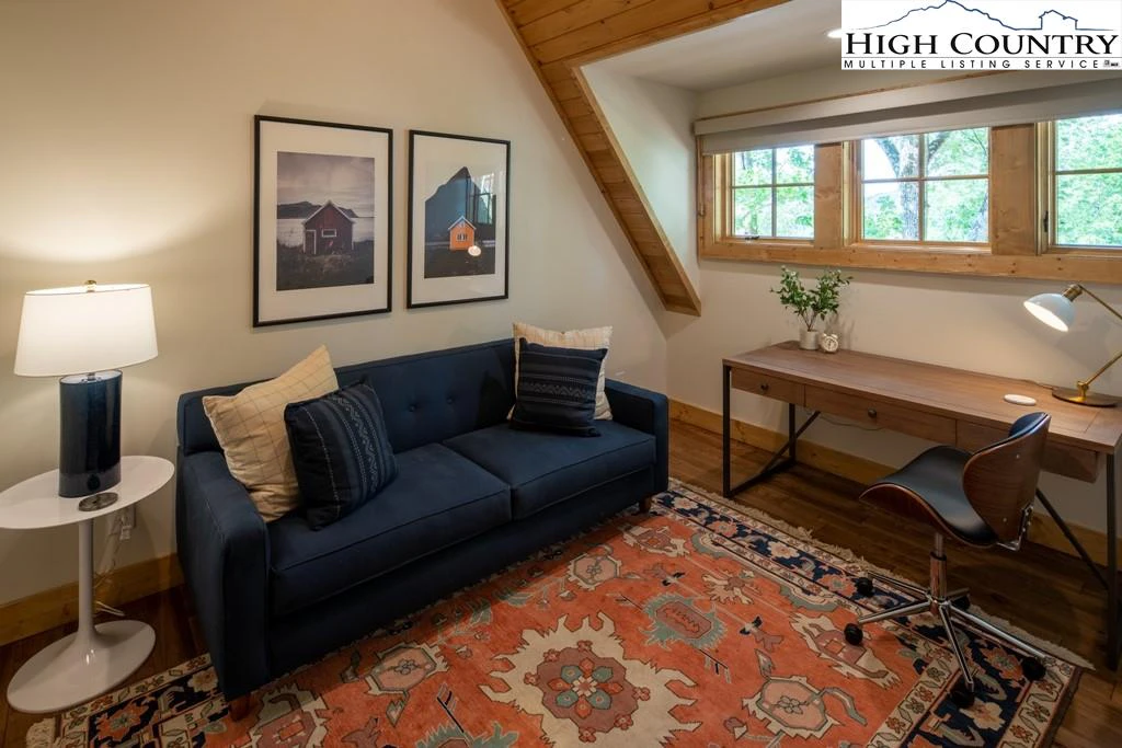 Image number 4 for the current listing