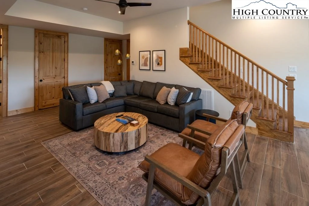Image number 9 for the current listing