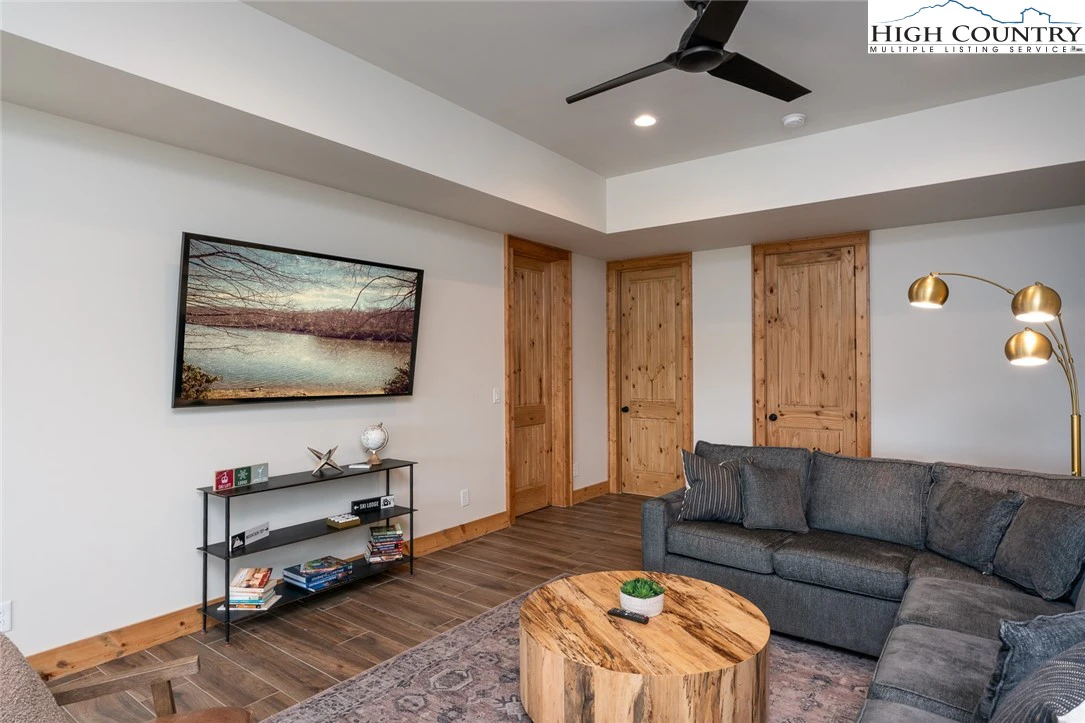 Image number 6 for the current listing