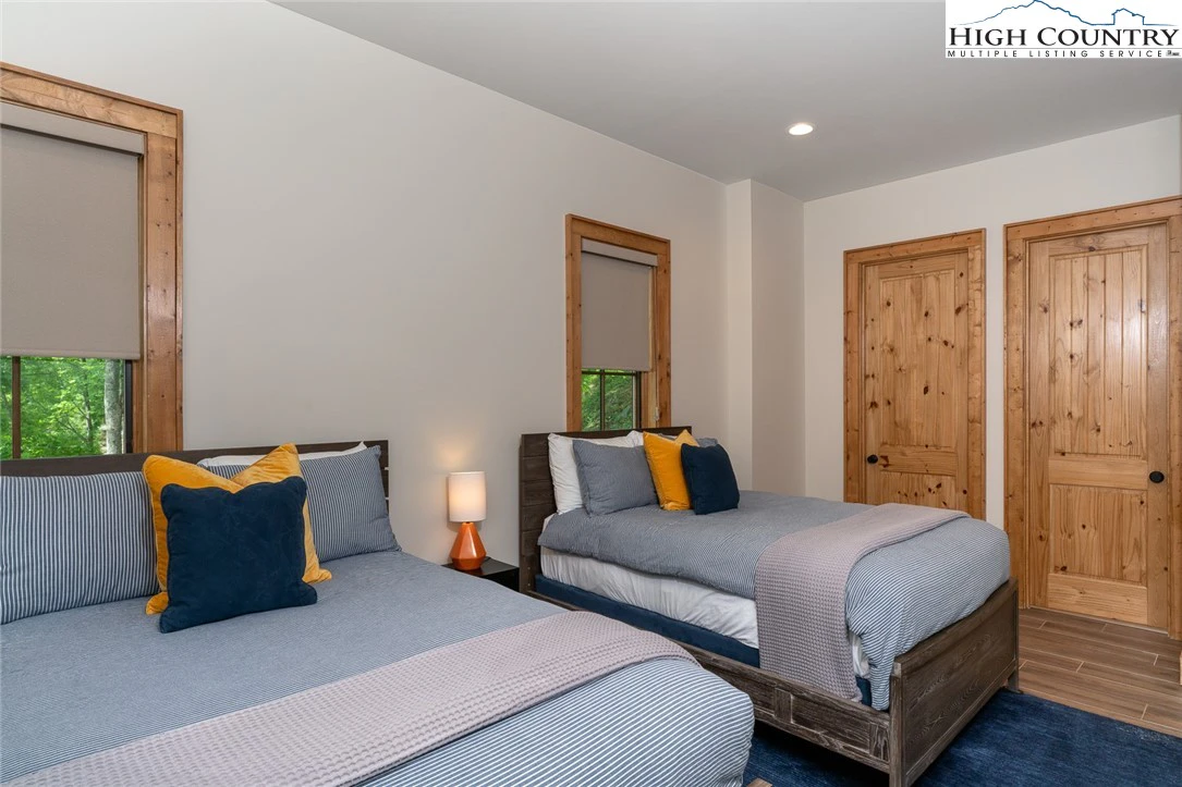 Image number 10 for the current listing