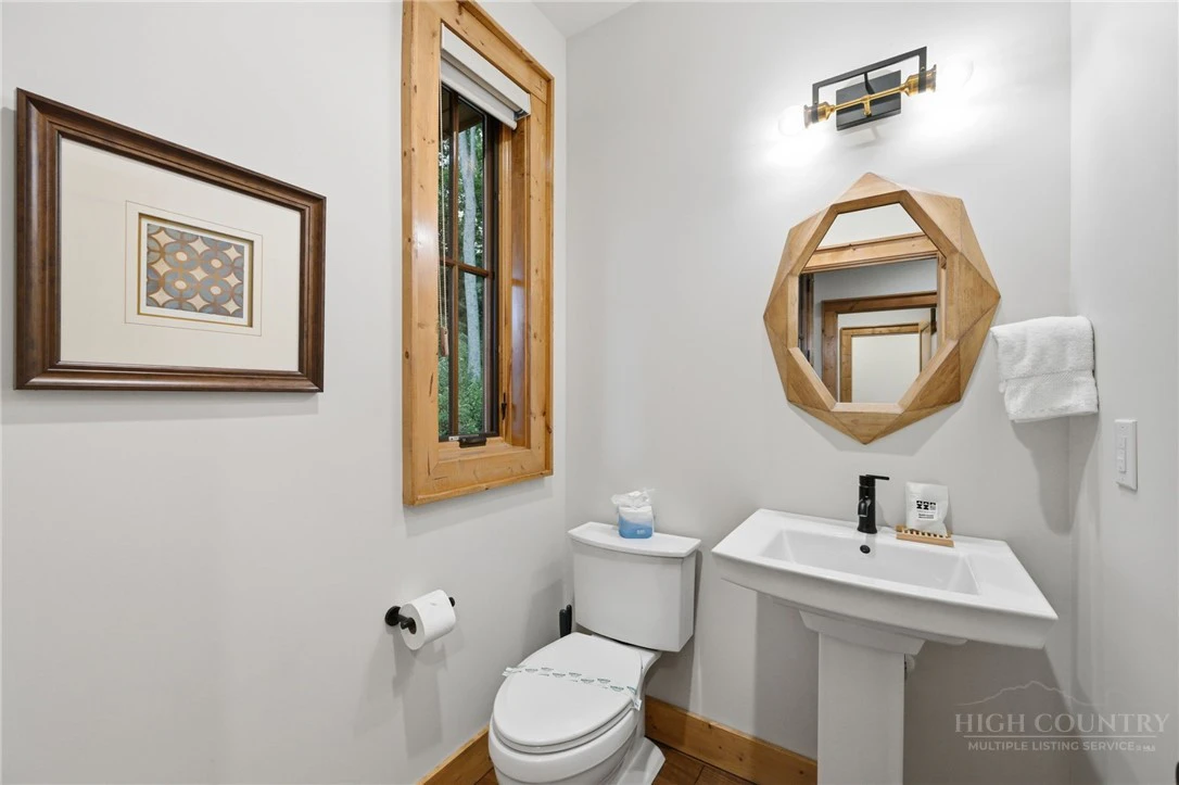 Image number 16 for the current listing