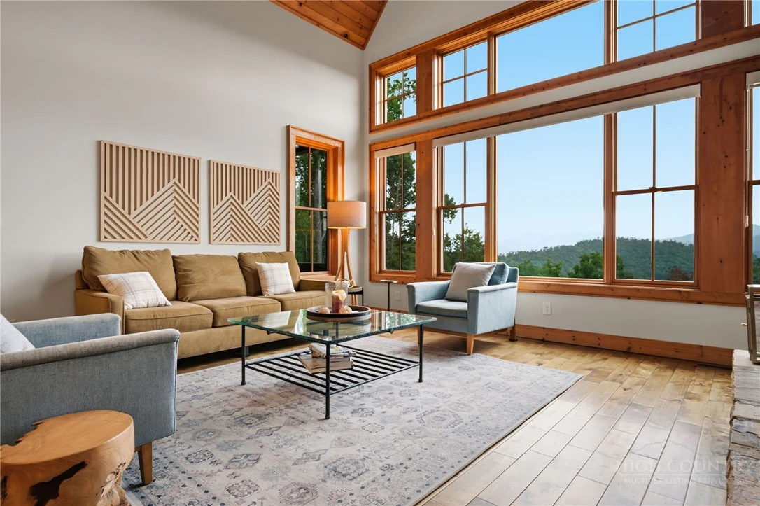 Image number 19 for the current listing