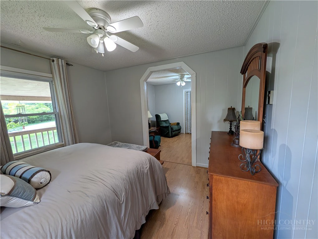 Image number 21 for the current listing