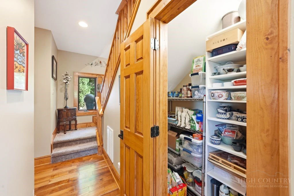 Image number 17 for the current listing