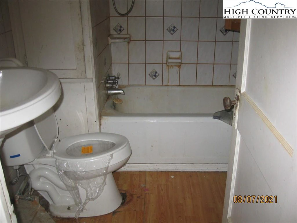 Image number 13 for the current listing