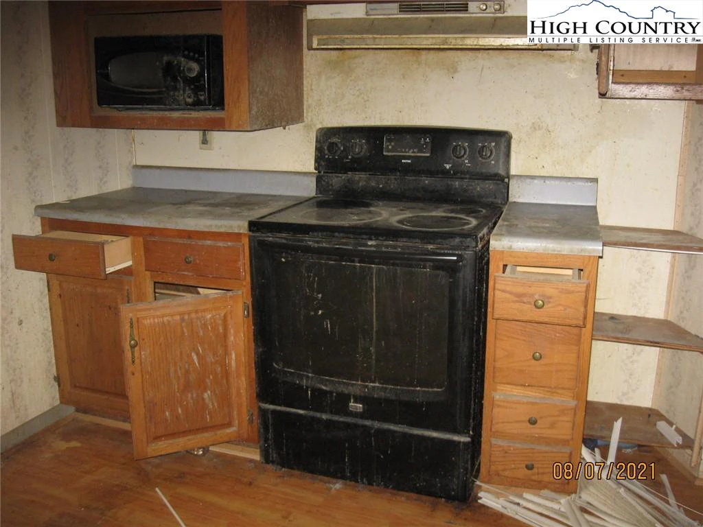 Image number 15 for the current listing