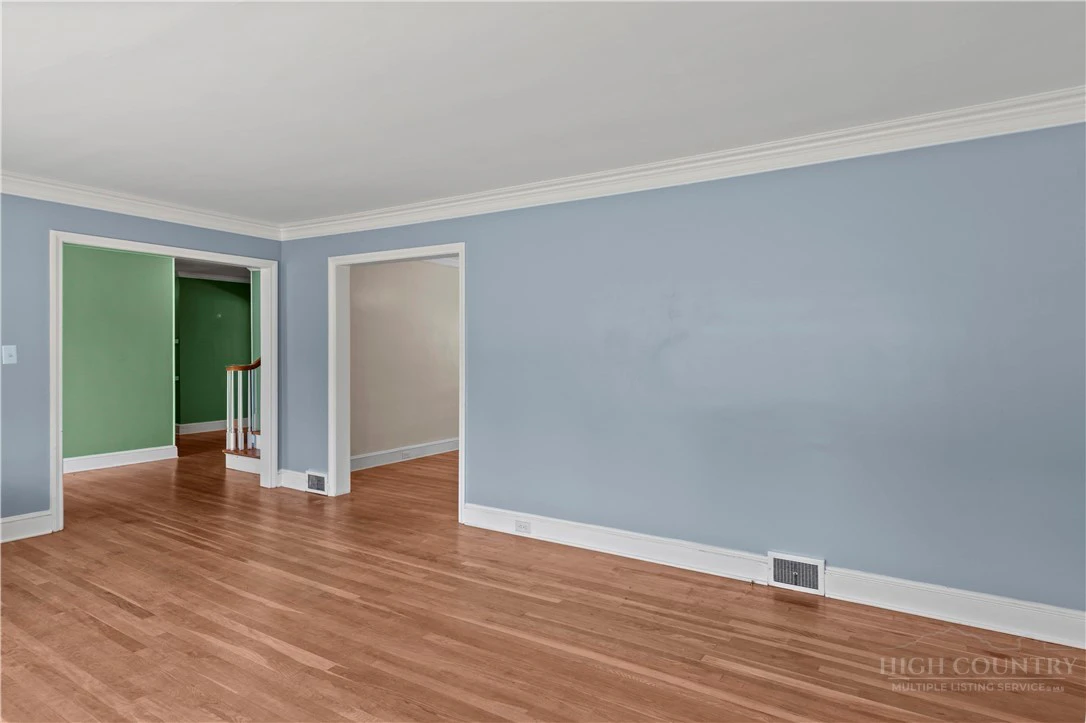 Image number 9 for the current listing