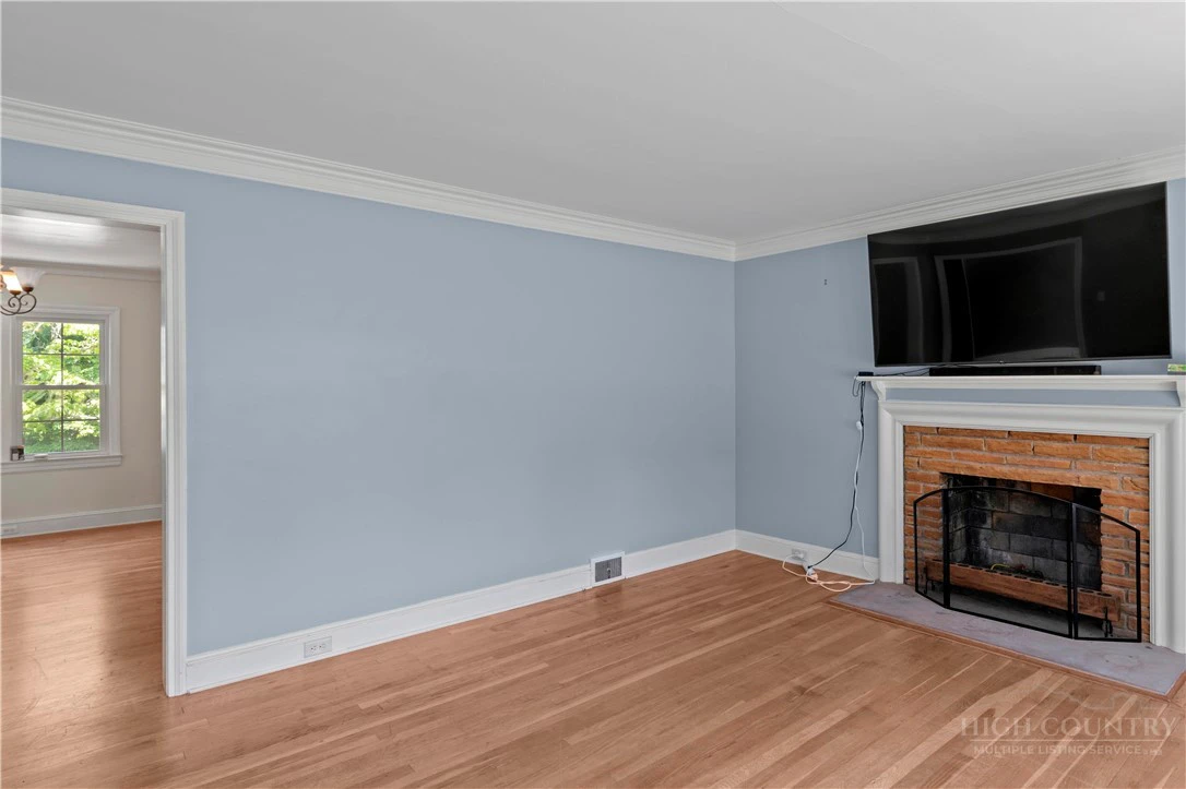 Image number 10 for the current listing