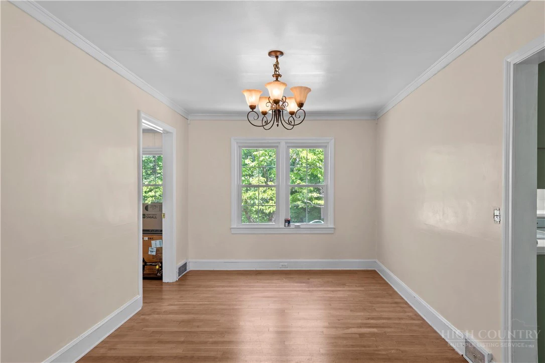 Image number 11 for the current listing