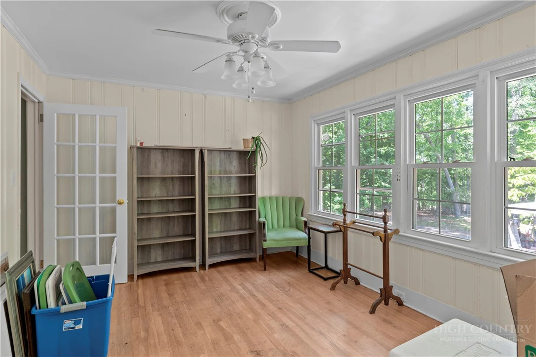 Image number 19 for the current listing