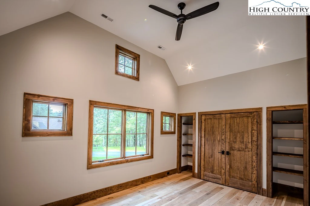 Image number 3 for the current listing
