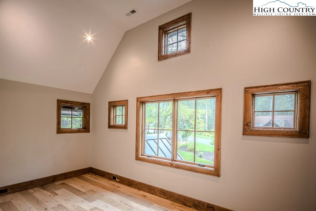 Image number 4 for the current listing