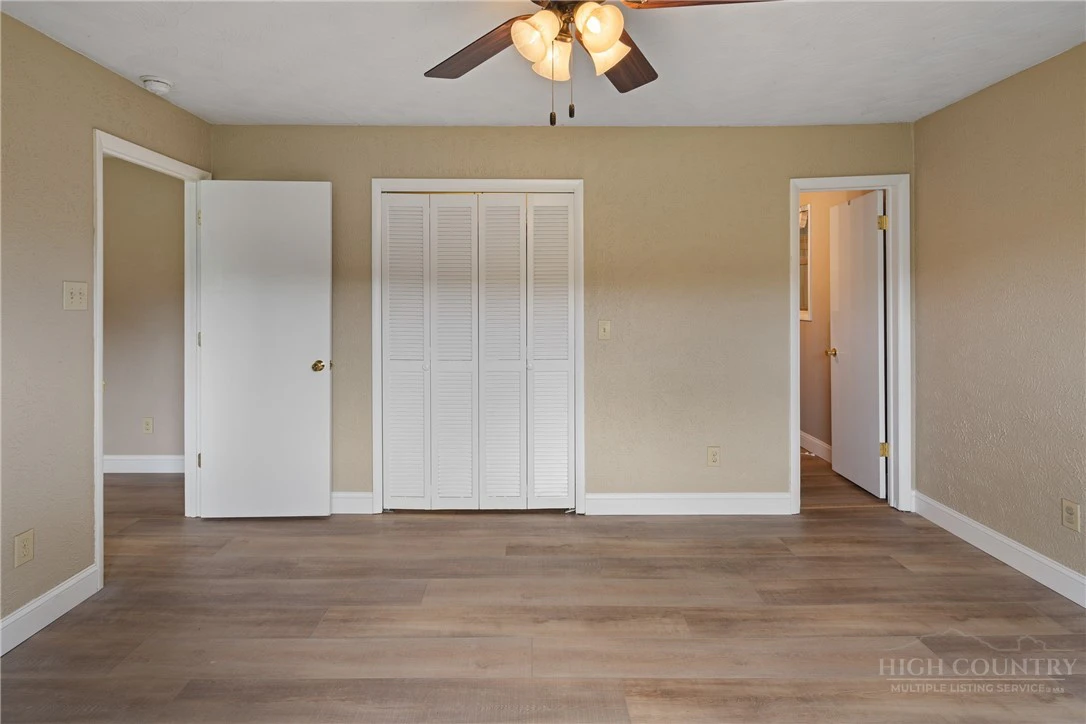 Image number 15 for the current listing