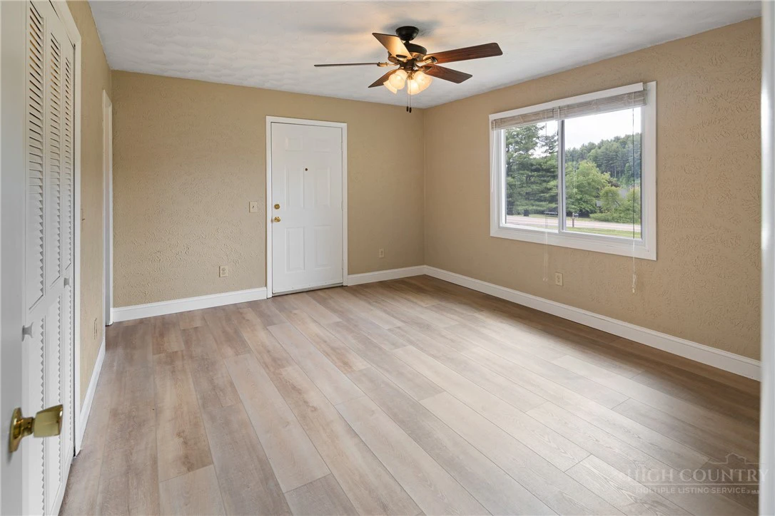 Image number 16 for the current listing