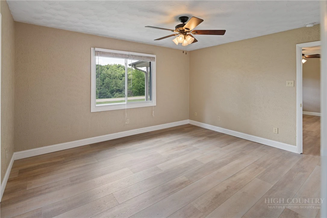 Image number 18 for the current listing