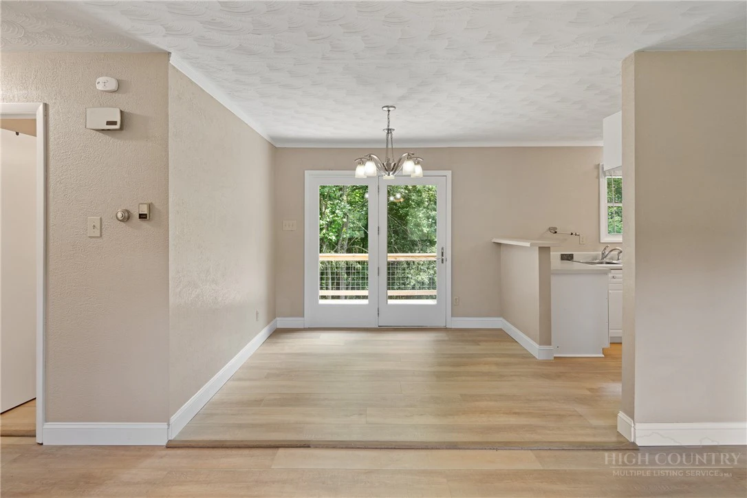 Image number 8 for the current listing