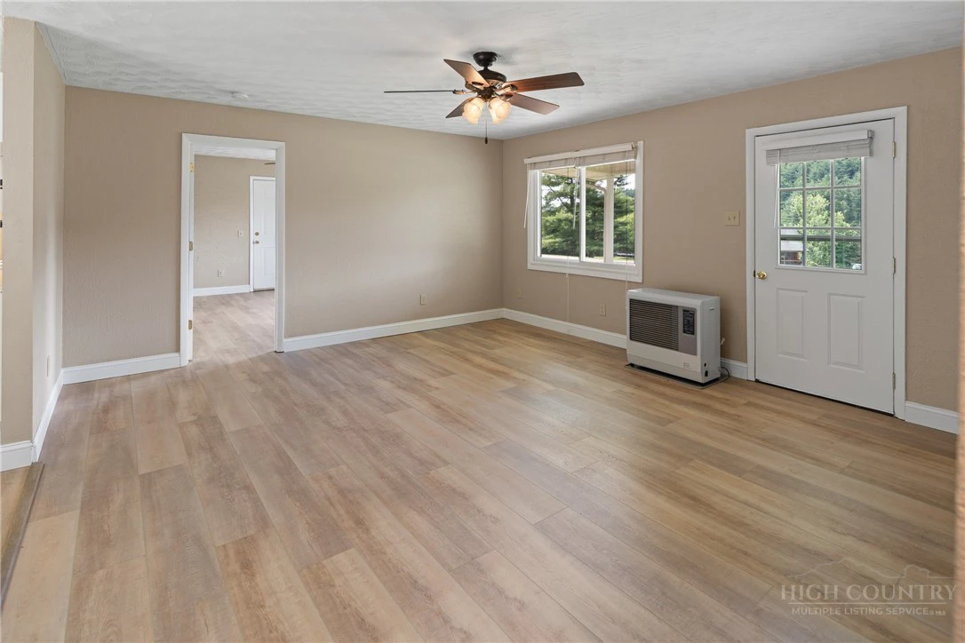 Image number 14 for the current listing