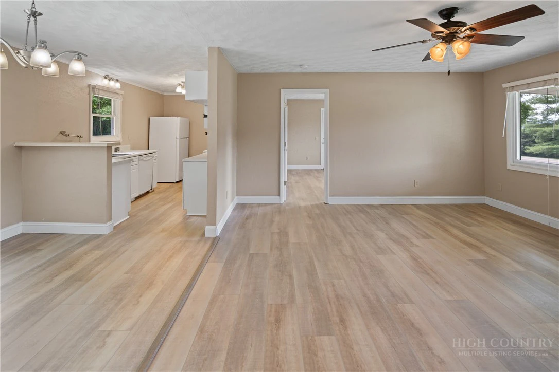 Image number 11 for the current listing