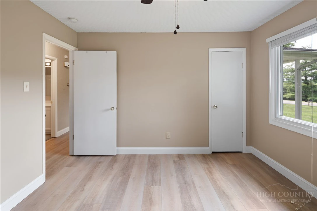 Image number 21 for the current listing