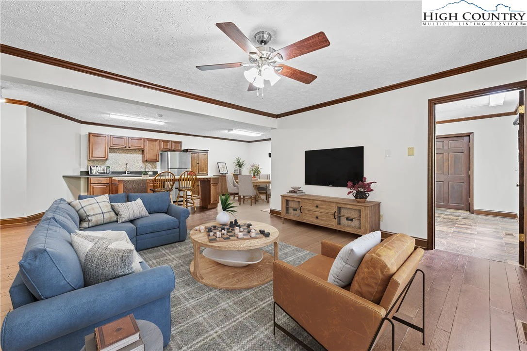 Image number 3 for the current listing