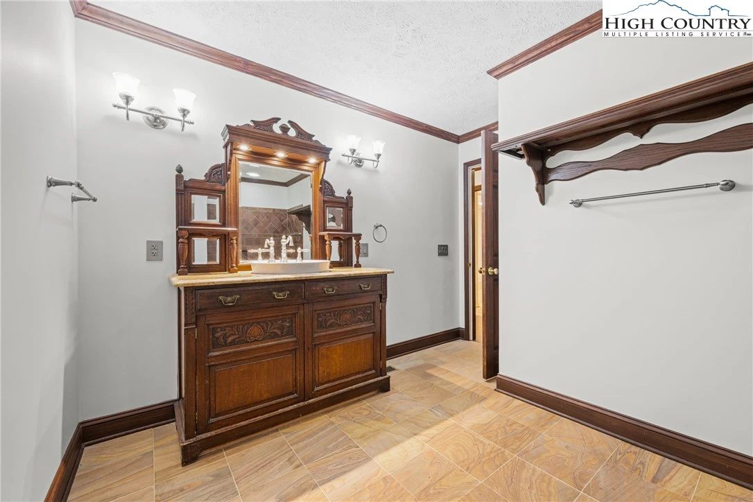 Image number 8 for the current listing