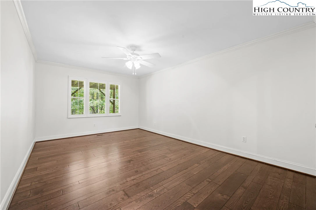 Image number 9 for the current listing