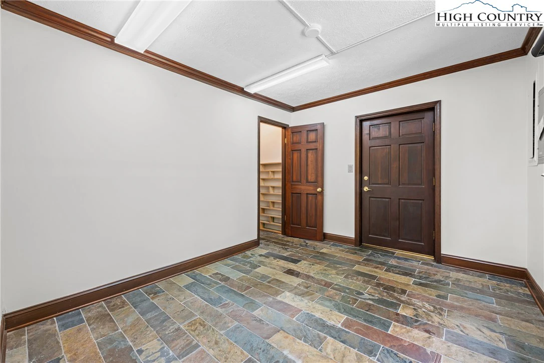 Image number 11 for the current listing