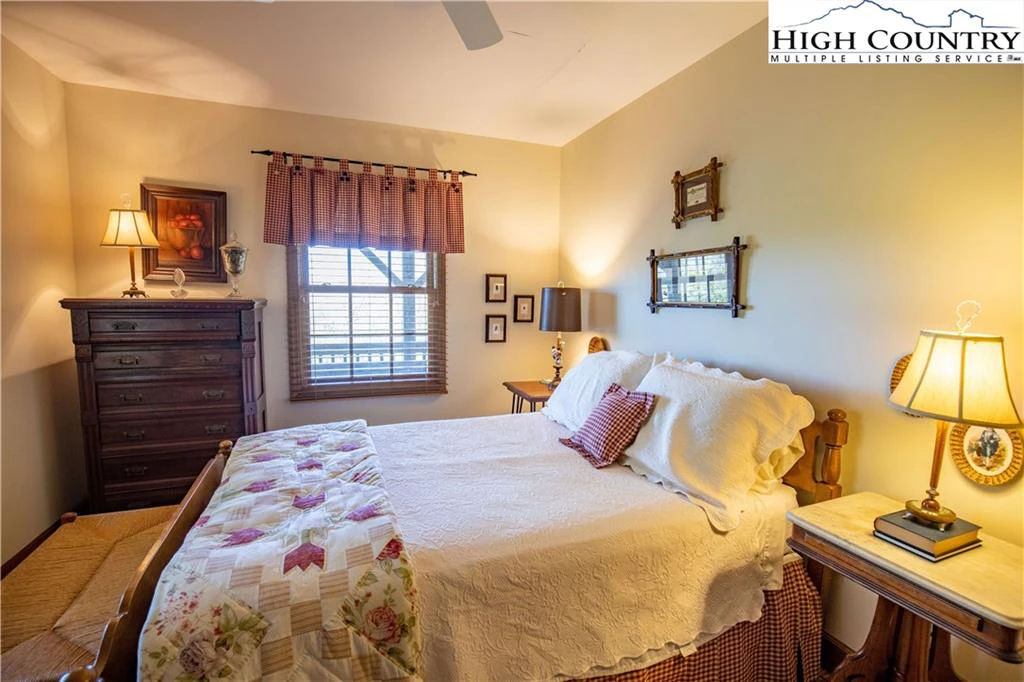 Image number 11 for the current listing
