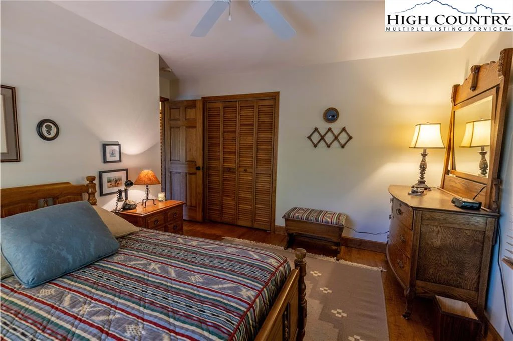 Image number 3 for the current listing