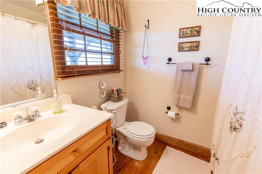 Image number 4 for the current listing