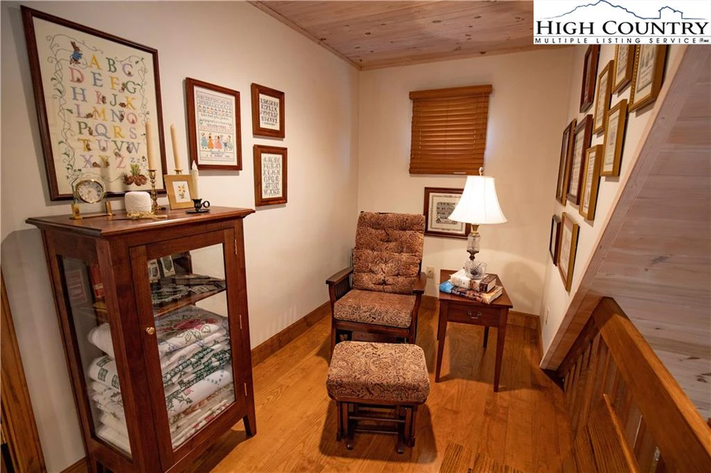 Image number 7 for the current listing