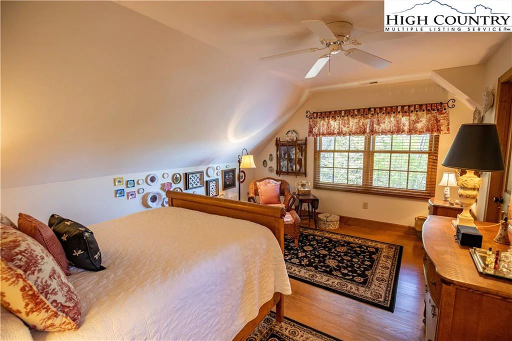 Image number 8 for the current listing